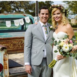 Silo and Oak - Loving the sweet props like this antique truck!
