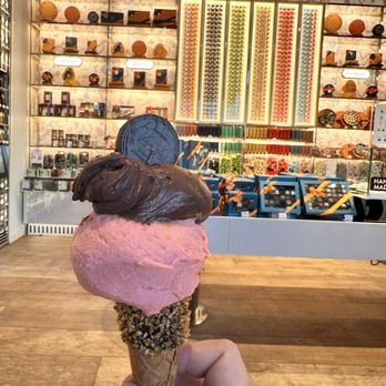Venchi - OMG! Gelato Raspberry on the bottom and chocavair on top - Gelato Near Me - San Diego, California Venchi - OMG! Gelato Raspberry on the bottom and chocavair on top - Gelato Near Me - San Diego, California