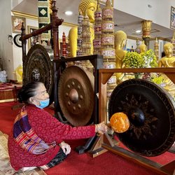 Wat Lao Buddaharam - Grandma Wincom signaling end of prayer time