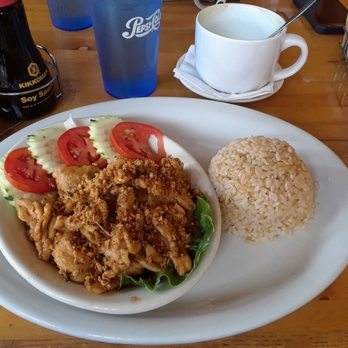 Thai Corner Cafe - Brown rice, crispy garlic and pepper chicken with an unsweetened green tea latte - Thai Near Me - Reno, Nevada