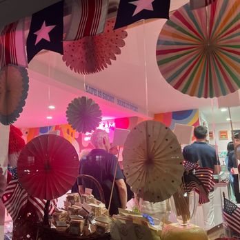 Sundaes On Main - Outside. Super cute. - Ice Cream & Frozen Yogurt Near Me - Bridgehampton, New York
