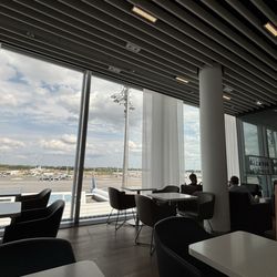 Lufthansa Business Lounge Satellitenterminal Non-Schengen - Gorgeous floor-to-ceiling windows