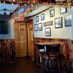Del's Bar & Grill - Direction of ladies and men's room