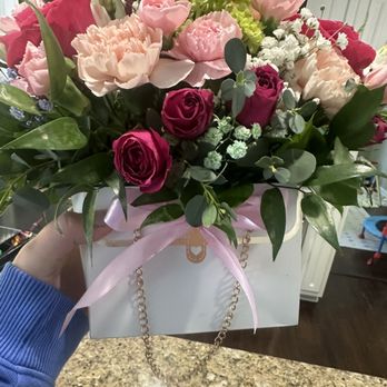 Rozella's Flower Boutique - The cute purse vase - Flowers & Gifts Near Me - Danbury, Connecticut