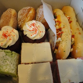Liliha Bakery - box of pastries and hot dog rolls (right side) - Bakeries Near Me - Honolulu, Hawaii Liliha Bakery - box of pastries and hot dog rolls (right side) - Bakeries Near Me - Honolulu, Hawaii