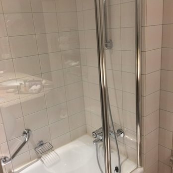 Hilton Dresden - Shower. - Hotels Near Me - Dresden, SN