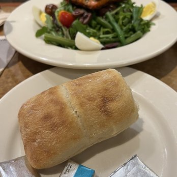 Marketplace Cafe at Nordstrom - Warm bread served with salad - New American Near Me - Schaumburg, Illinois