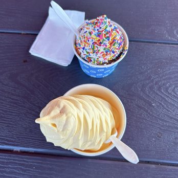 De Dee's Dairy - Ice Cream & Frozen Yogurt Near Me - Niagara Falls, New York