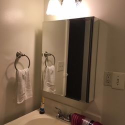 Sea Spray Inn - Medicine cabinet with great lighting snd plenty of storage