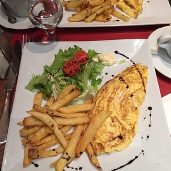 Le Goncourt - Omelette du fromage et jambon! Note the awesome vinegarette salad and fries. - Brasseries Near Me - Paris, 75