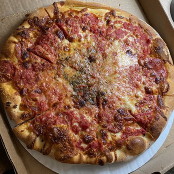 Santarpio's Pizza - Italian Cheese And Pepperoni Santarpio 's Pizza with added galric - Pizza Near Me - Boston, Massachusetts Santarpio's Pizza - Italian Cheese And Pepperoni Santarpio 's Pizza with added galric - Pizza Near Me - Boston, Massachusetts