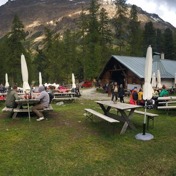 Sennereigenossenschaft - Outdoor seating with beautiful mountain views - Grocery Near Me - Pontresina, GR