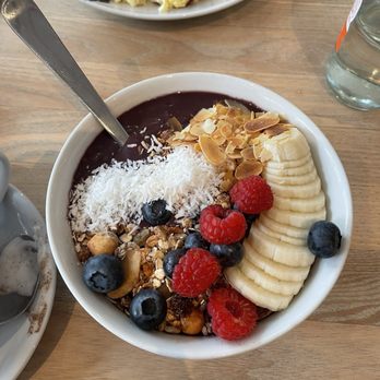 ECHT Alkmaar - Açaí bowl with fresh fruit - Coffee & Tea Near Me - Alkmaar, New Hampshire