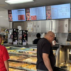 La Familia Bakery 2 - Busy counter