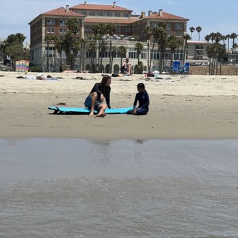 Go Surf LA - Taking a break never leaving the kids alone - Surfing Near Me - Santa Monica, California