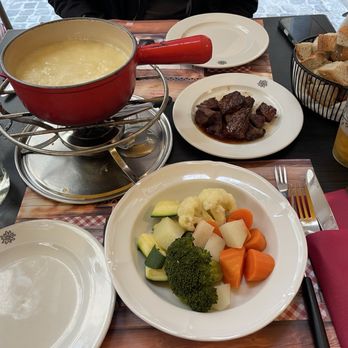 Swiss Chuchi - Fondue with beef bits and steamed veggies - Fondue Near Me - Zürich, ZH Swiss Chuchi - Fondue with beef bits and steamed veggies - Fondue Near Me - Zürich, ZH