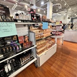 Wave Fashion - Makeup section
