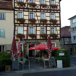 Bayerischer Hof - Frontansicht mit Biergarten an der Straße