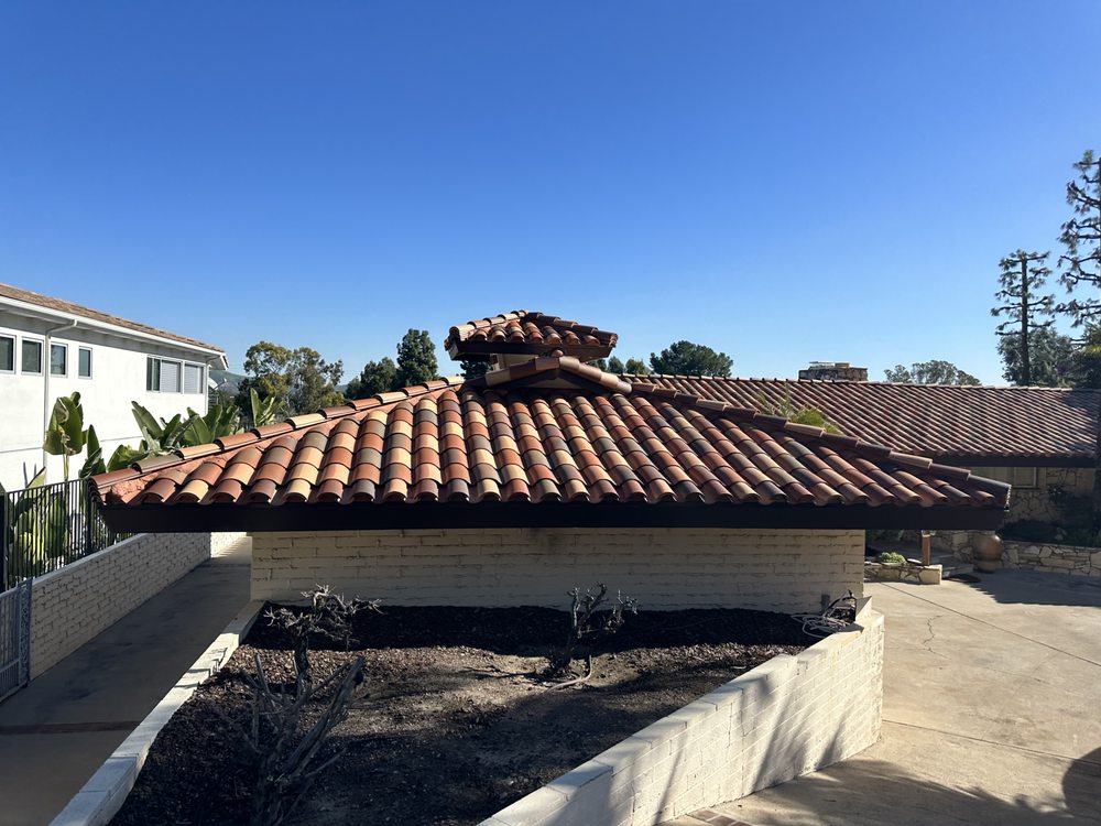 Slide of Van Lund Roofing and Solar