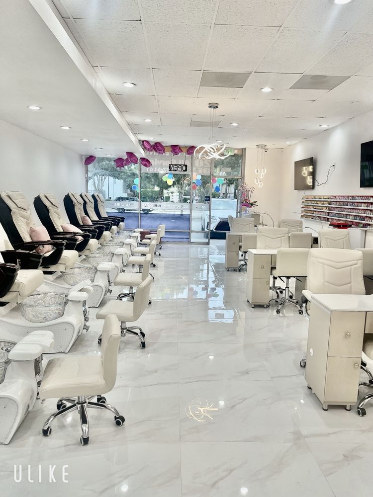 Q Nail Lounge