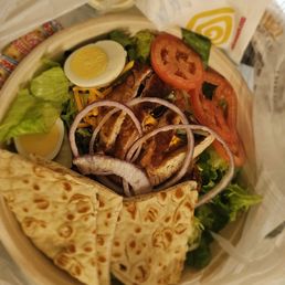 Grilled chicken salad with onions, eggs, tomatoes and pita Grilled chicken salad with onions, eggs, tomatoes and pita