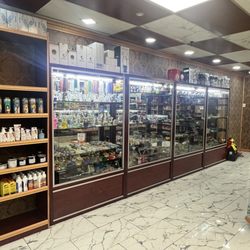 Lucky 8 Convenience - Display front