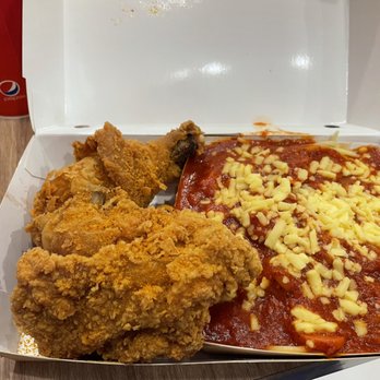 Jollibee - Fried chicken and spaghetti combo - Fast Food Near Me - Tukwila, Washington Jollibee - Fried chicken and spaghetti combo - Fast Food Near Me - Tukwila, Washington