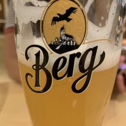 Berg Brauerei - Hefeweizen, leider schon halb leer.