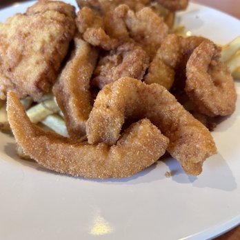 Duckie's Chowder House - Combination and Chips - Seafood Near Me - Cayucos, California Duckie's Chowder House - Combination and Chips - Seafood Near Me - Cayucos, California