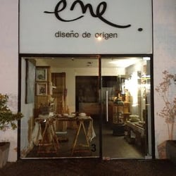 Eñe, diseño de origen - Fachada del local ubicado en Luis Pasteur.