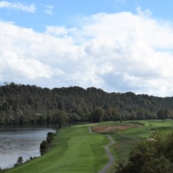 Pete Dye River Course of Virginia Tech - Top maintenance with great view !