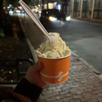 BerryLine - Orange Ice Cream with 1 Topping - Ice Cream & Frozen Yogurt Near Me - Cambridge, Massachusetts