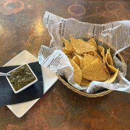 Fresh chips & salsa verde