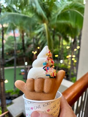 Royal Hawaiian Center by null