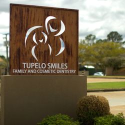 Tupelo Smiles Family and Cosmetic Dentistry - Sign at street