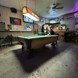 Royale Lounge - Pool table for your enjoyment