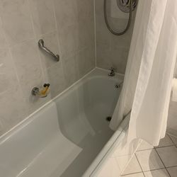 Durham Marriott Hotel Royal County - Shower in bth with shower curtain and very slippery.
