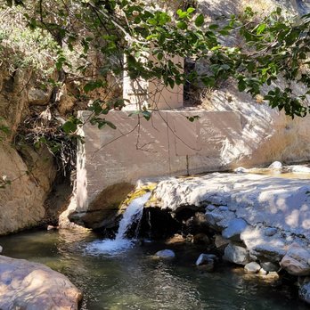 Eaton Canyon Falls Trail - Tiny stream - Hiking Near Me - Altadena, California Eaton Canyon Falls Trail - Tiny stream - Hiking Near Me - Altadena, California