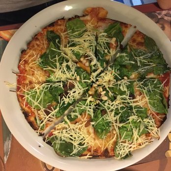 Pizzaiolo - Pizza de espinacas, piñones y uvas pasas - Italian Near Me - Córdoba, Colorado