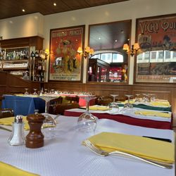 Relais De L'Entrecôte - Inside restaurant