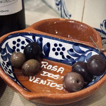 Rosa dos Ventos - Complimentary olives that was one a full dish. - Portuguese Near Me - Nazaré, 10