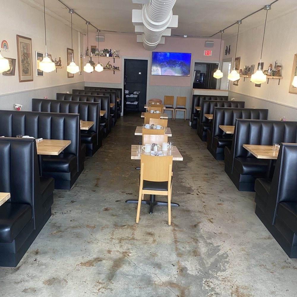 Tchotchke - Seating area in the overflow section. - Breakfast & Brunch Near Me - St. Petersburg, Florida