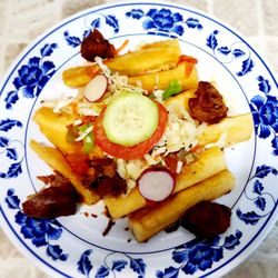 Sivar's Antojitos Salvadoreños - Yuca con chicharron