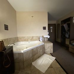 Fireside Inn & Suites - Jacuzzi tub