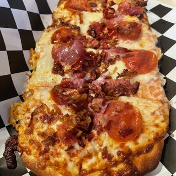 Barn Door Public House - Butcher's Block Flatbread ($12): This had pepproni, salami, bacon, prosciutto, mozzarella, and parmesan. - Beer Gardens Near Me - Escondido, California