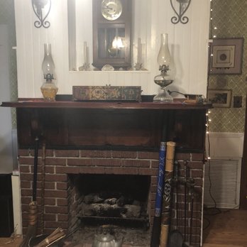 Christopher's Inn Bed & Breakfast - A actual fireplace in the center of the house - Hotels Near Me - Mount Dora, Florida