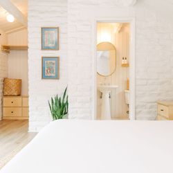 The Green Room Hotel - Standard king room