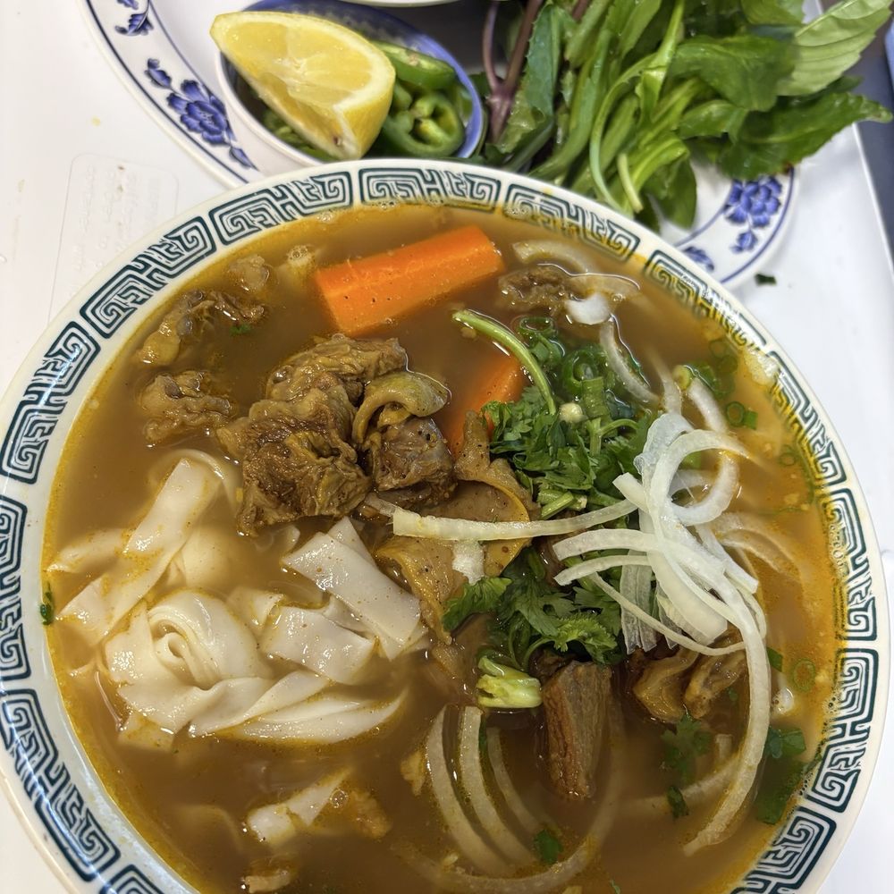 Golden River Restaurant - Beef stew rice noodle - Vietnamese Near Me - Honolulu, Hawaii Golden River Restaurant - Beef stew rice noodle - Vietnamese Near Me - Honolulu, Hawaii