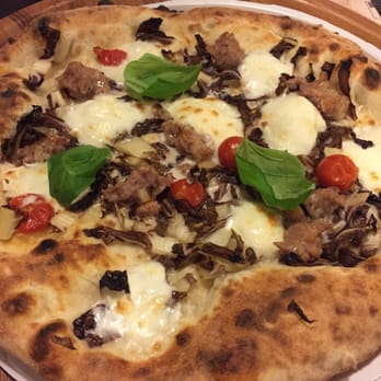 Raggio di Sole - Mozzarella with Bianca sauce and sausage. Do not get this. - Pizza Near Me - Gallarate, Virginia