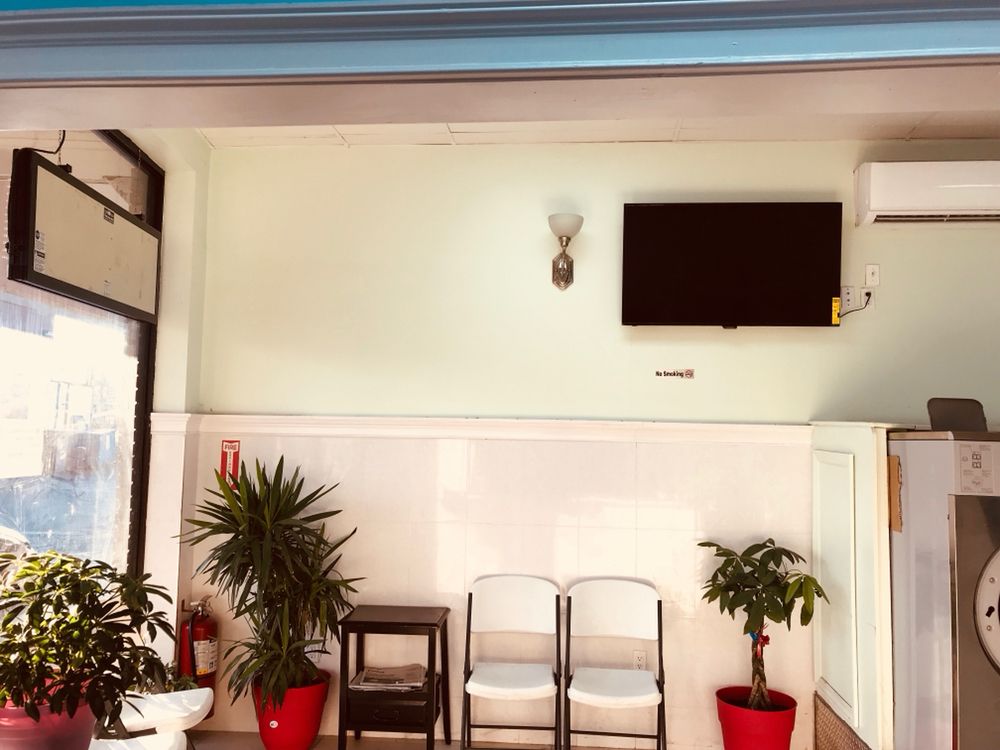 SUNSHINE LAUNDROMAT Updated September 2024 17 Photos 17 W